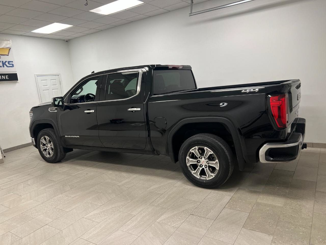 Used 2025 GMC Sierra 1500 SLT AWD/4WD image 14