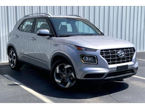 Used 2025 Hyundai Venue SEL FWD image 2