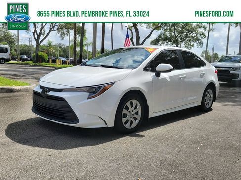 Used 2025 Toyota Corolla LE FWD image 1