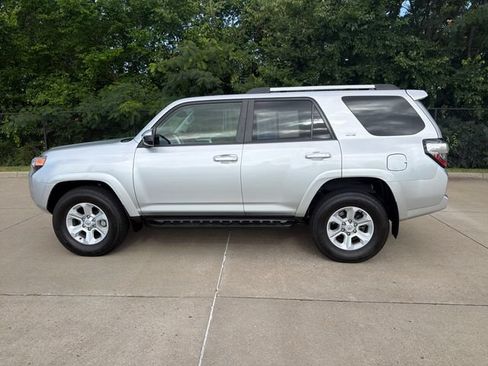 Used 2022 Toyota 4Runner SR5 AWD/4WD image 2