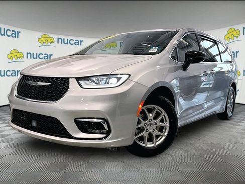 Used 2024 Chrysler Pacifica Touring-L image 3