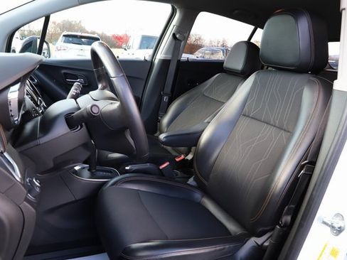 Used 2021 Chevrolet Trax LT w/ Redline Edition image 11