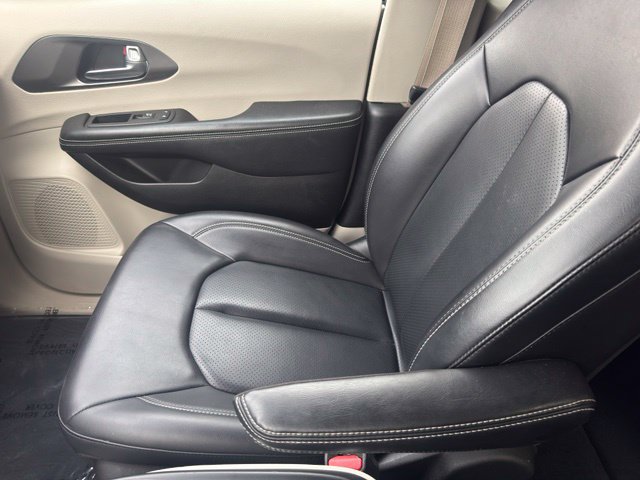 Used 2023 Chrysler Pacifica Touring-L FWD image 25