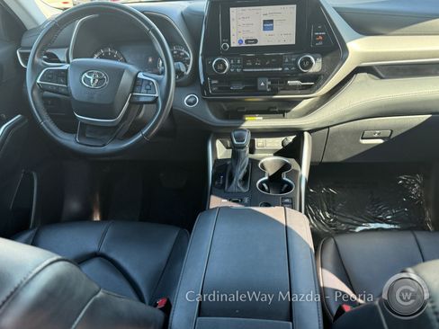 Used 2024 Toyota Highlander XLE image 17