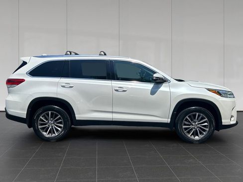 Used 2019 Toyota Highlander XLE w/ Carpet Mat Package (TMS) AWD/4WD image 6