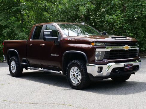 Used 2024 Chevrolet Silverado 2500 LT w/ Safety Package AWD/4WD image 4
