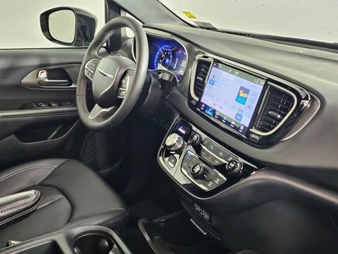 Used 2025 Chrysler Pacifica Select image 38
