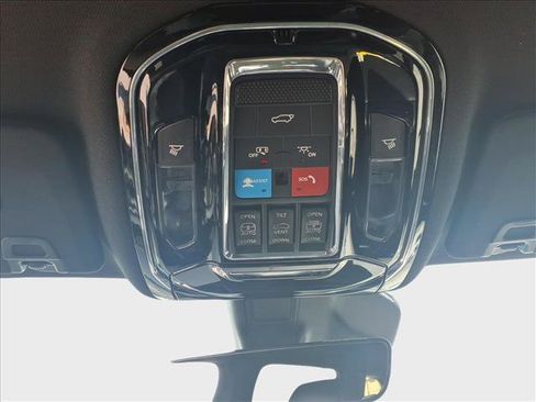 Used 2022 Jeep Grand Cherokee Overland AWD/4WD image 53