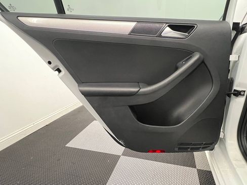 Used 2017 Volkswagen Jetta SE image 9