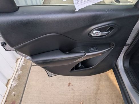 Used 2019 Jeep Cherokee Latitude Plus w/ Comfort/Convenience Group image 21