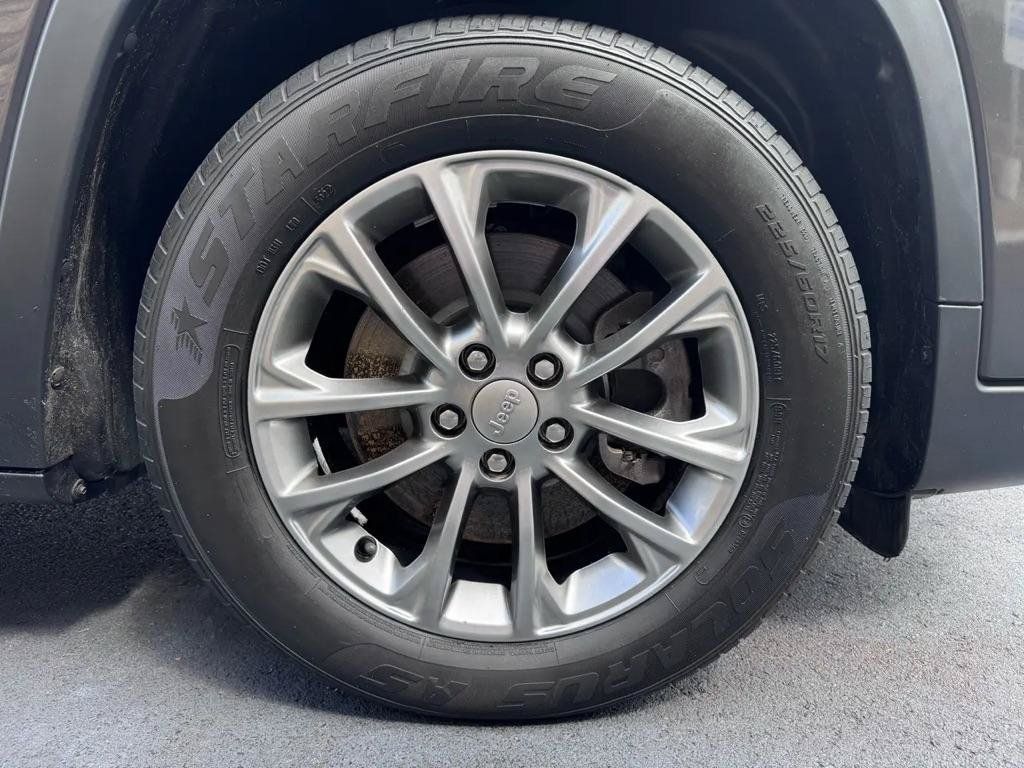 Used 2019 Jeep Cherokee Latitude Plus w/ Comfort/Convenience Group FWD image 8