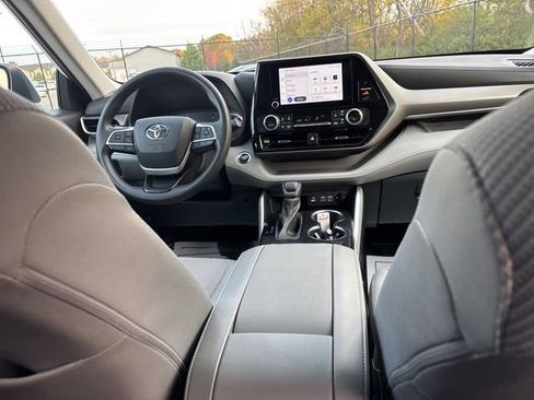 Used 2023 Toyota Highlander L image 11