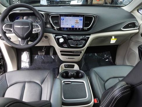 Used 2024 Chrysler Pacifica Select image 26