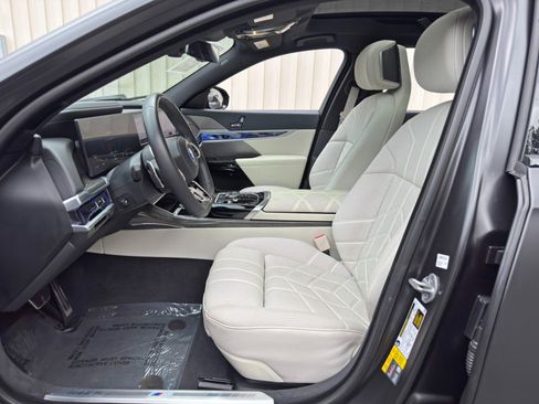 Used 2023 BMW i7 xDrive60 AWD/4WD image 18