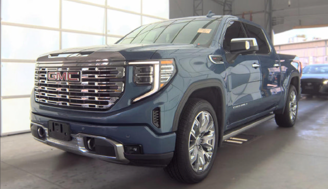 Used 2024 GMC Sierra 1500 Denali w/ Denali Reserve Package AWD/4WD image 1