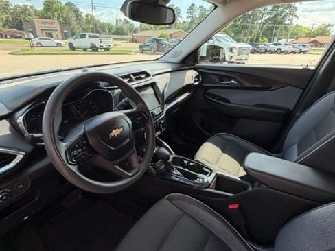 Used 2022 Chevrolet TrailBlazer LT w/ Convenience Package FWD image 9