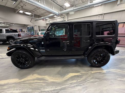 Used 2022 Jeep Wrangler Unlimited Sahara w/ Cold Weather Group AWD/4WD image 36