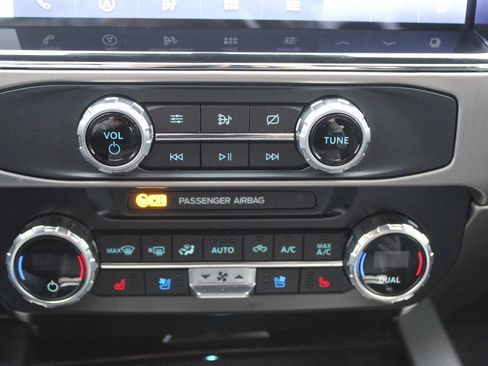 Used 2022 Ford F250 Platinum w/ FX4 Off-Road Package image 36