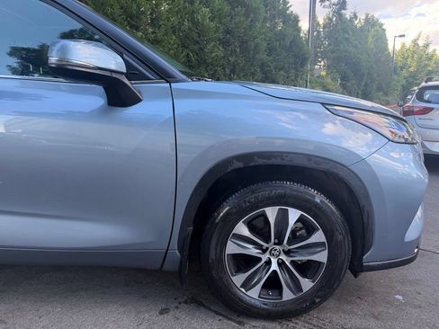 Used 2023 Toyota Highlander XLE FWD image 3