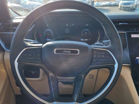 Used 2025 Jeep Grand Cherokee Limited AWD/4WD image 23