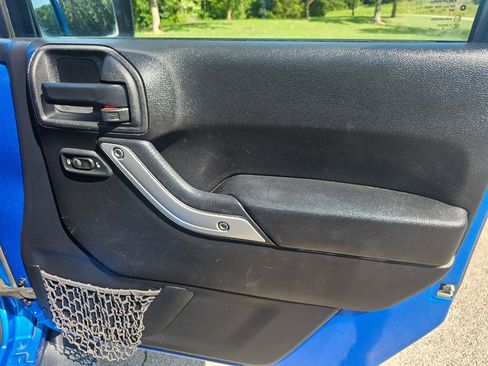 Used 2015 Jeep Wrangler Unlimited Sahara AWD/4WD image 16