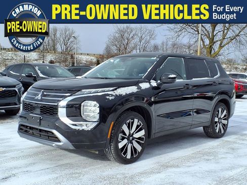 Used 2025 Mitsubishi Outlander SE image 1
