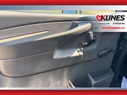 Used 2004 Chevrolet Express 3500 w/ Chrome Appearance Package RWD image 12