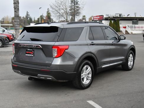 Used 2022 Ford Explorer XLT w/ Equipment Group 202A image 8