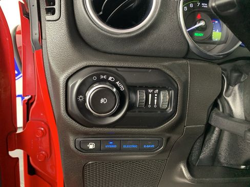 Used 2022 Jeep Wrangler Unlimited Sahara AWD/4WD image 17