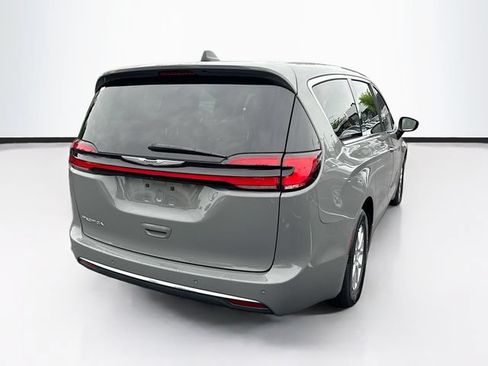 Used 2023 Chrysler Pacifica Touring-L FWD image 11