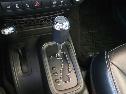 Used 2017 Jeep Wrangler Unlimited Rubicon w/ Connectivity Group AWD/4WD image 12