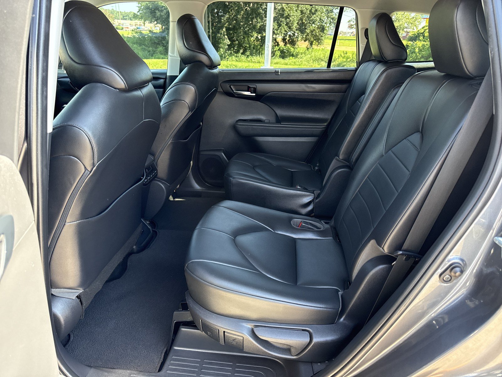 Used 2020 Toyota Highlander XLE FWD image 13