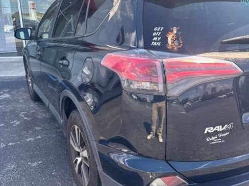 Used 2018 Toyota RAV4 XLE AWD/4WD image 4