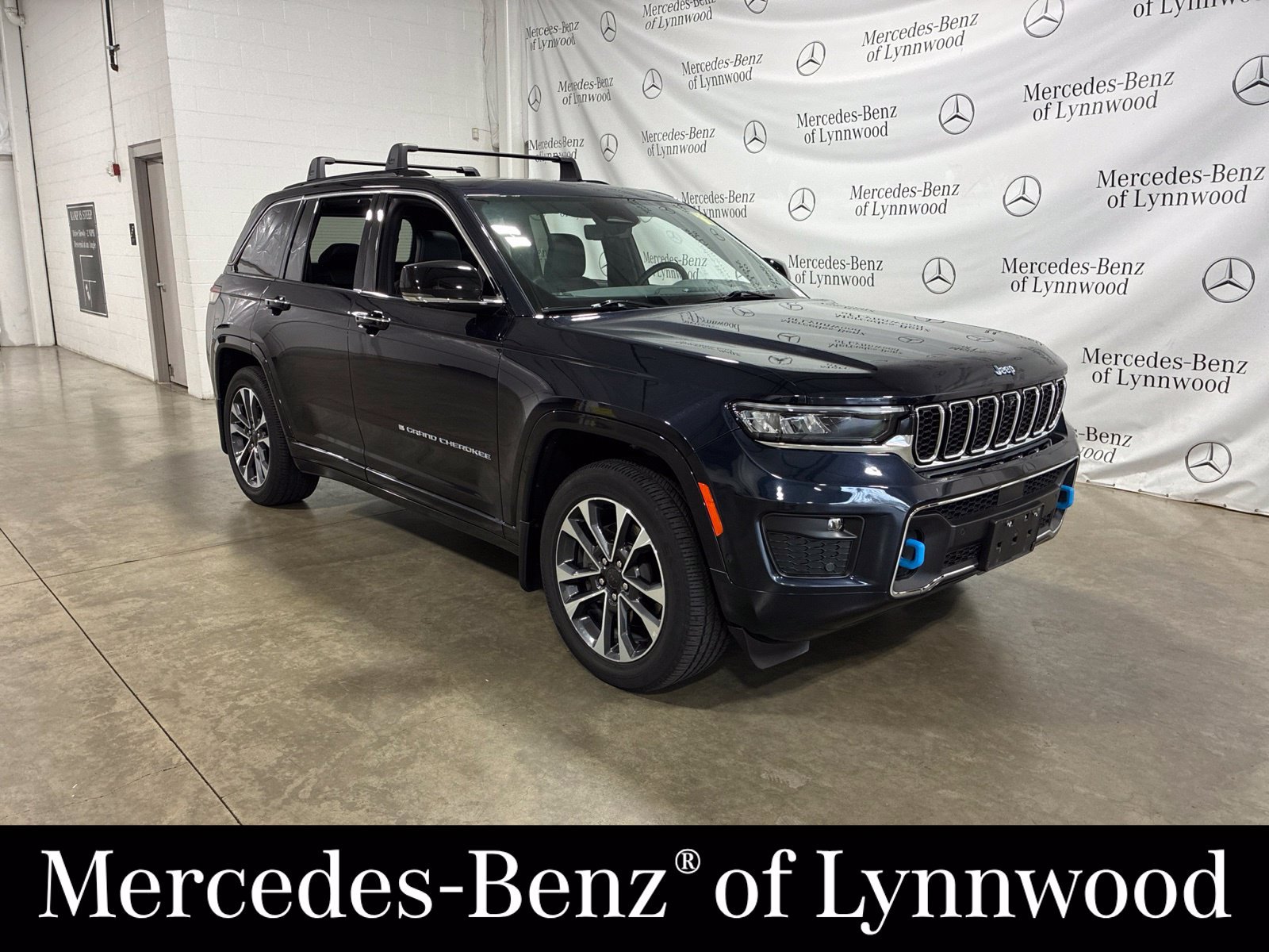 Used 2024 Jeep Grand Cherokee Overland w/ Advanced Protech Group III AWD/4WD image 1