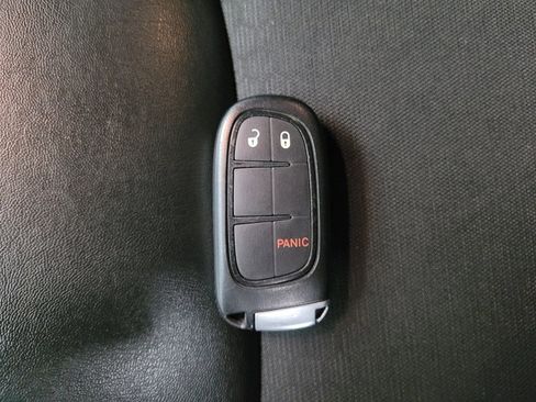 Used 2020 Jeep Cherokee Latitude Plus image 32