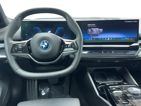 Used 2024 BMW i5 eDrive40i image 17