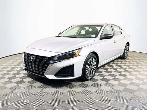 Used 2024 Nissan Altima 2.5 SV image 4