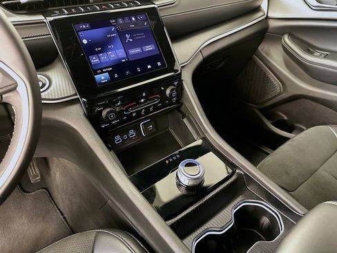 Used 2024 Jeep Grand Cherokee Altitude image 25