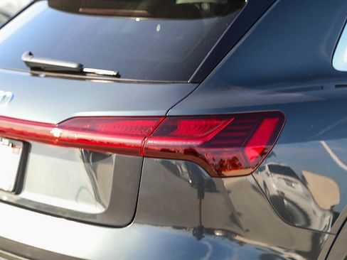 Used 2019 Audi e-tron Prestige w/ Prestige Package AWD/4WD image 9