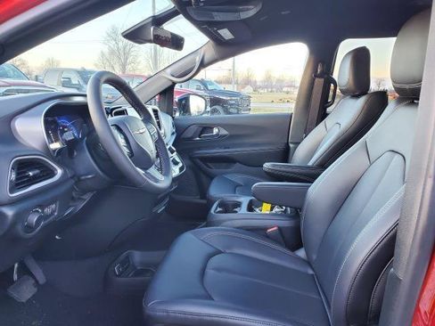 Used 2026 Chrysler Voyager LX FWD image 5
