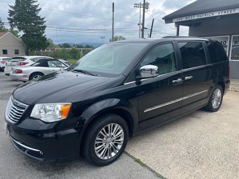 Used 2013 Chrysler Town & Country Touring-L w/ Entertainment Group #2 FWD image 5