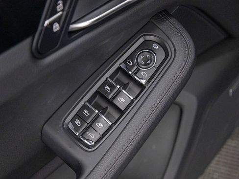 Certified 2025 Porsche Macan AWD/4WD image 25