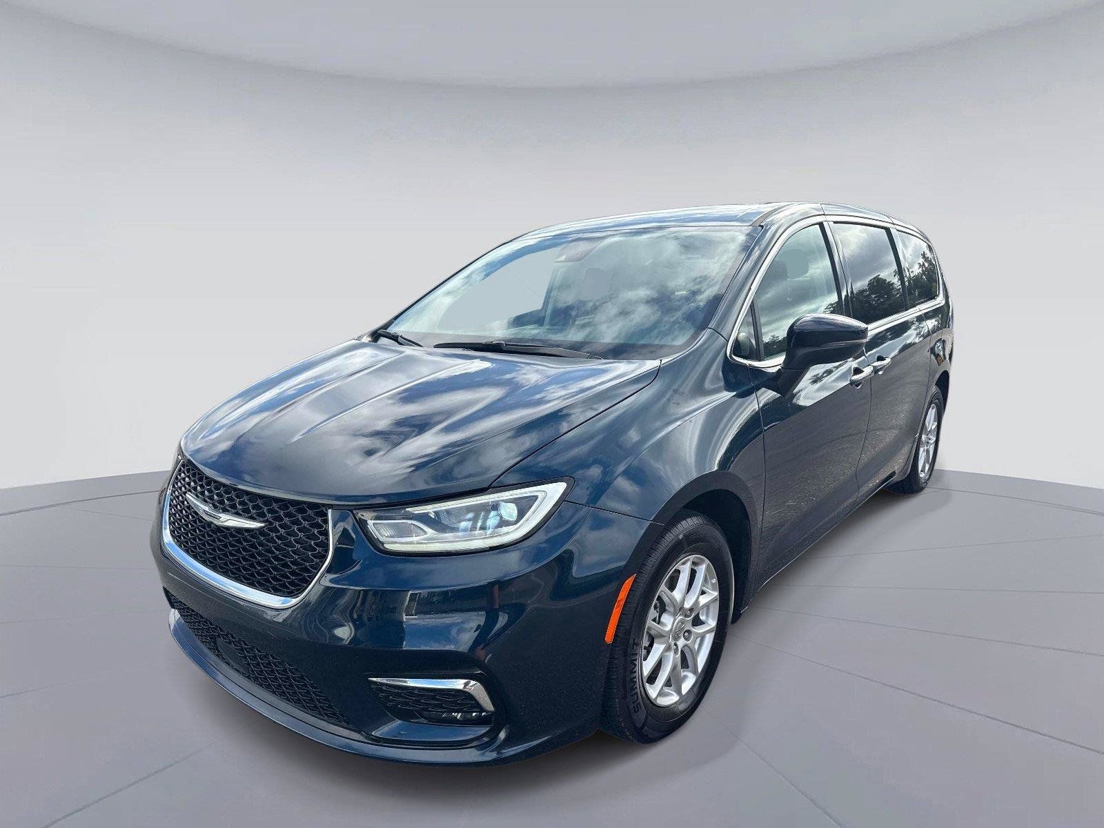 Used 2023 Chrysler Pacifica Touring-L FWD image 8