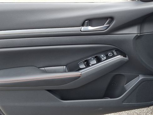 Used 2024 Nissan Altima 2.5 SR image 12