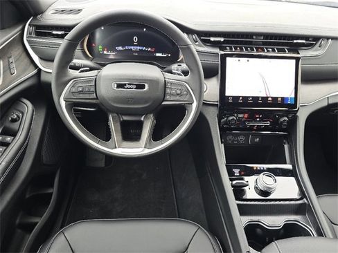 New 2025 Jeep Grand Cherokee Limited image 6