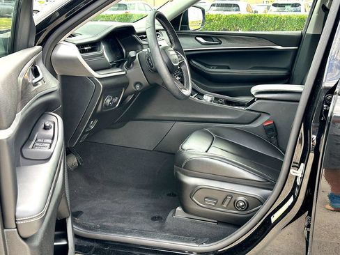 Used 2023 Jeep Grand Cherokee L Limited w/ Luxury Tech Group II RWD image 9