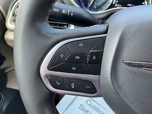 Used 2025 Chrysler Pacifica Select FWD image 16