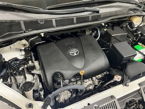 Used 2018 Toyota Sienna XLE image 46