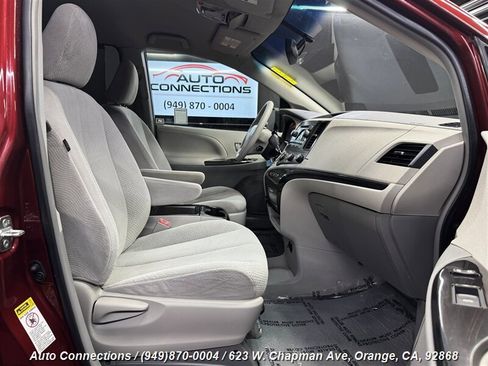 Used 2012 Toyota Sienna LE image 7