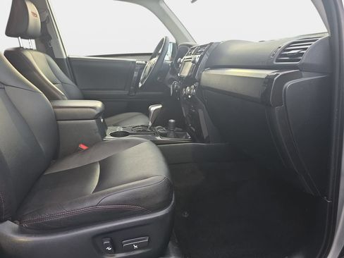 Used 2018 Toyota 4Runner TRD Off-Road Premium AWD/4WD image 10